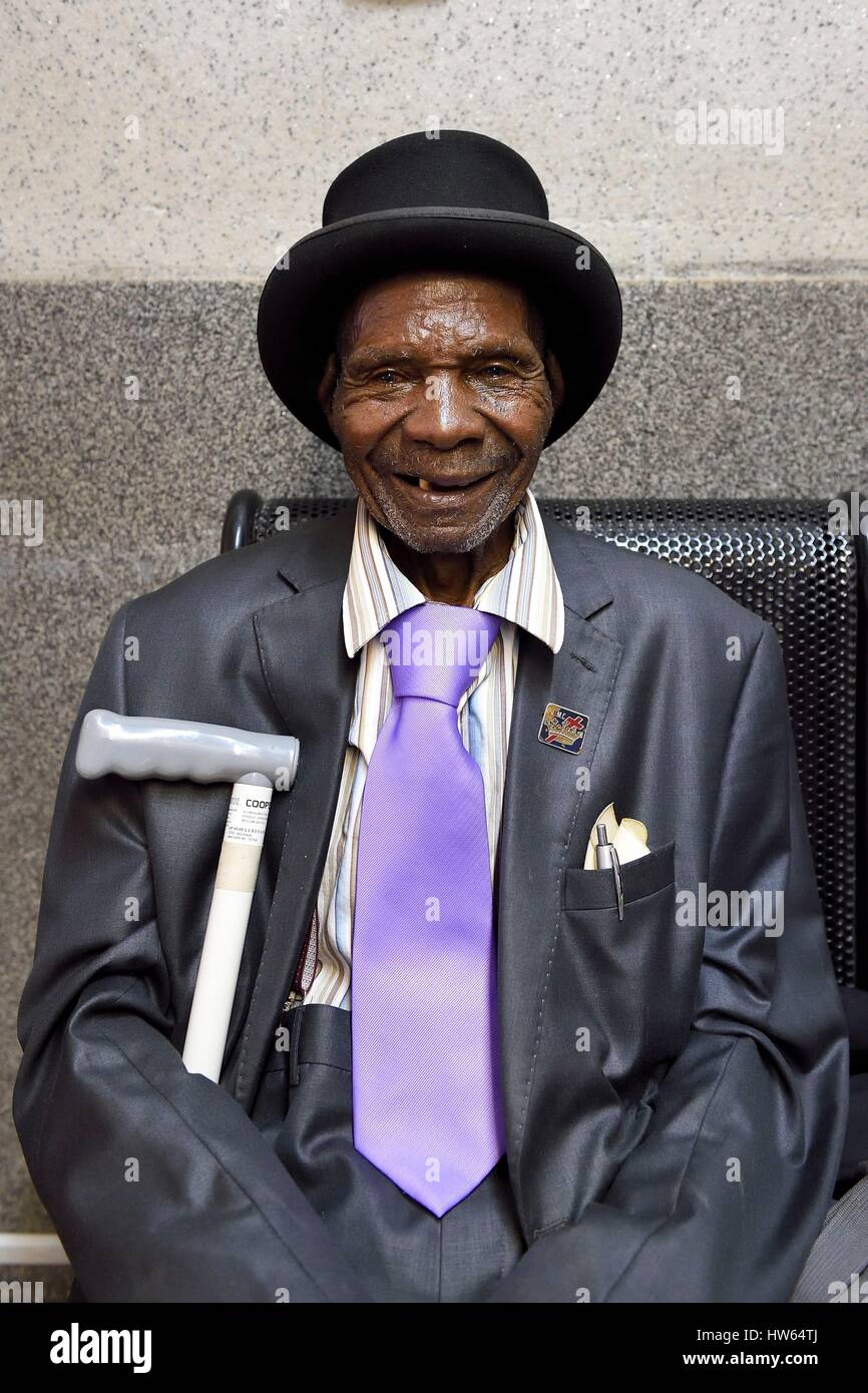 Lo Zimbabwe, Matabeleland North Provincia, Victoria Falls, il sig. Limone dolce (94 anni) da mutare nel suo miglior tuta e indossando un cappello di castoro Foto Stock