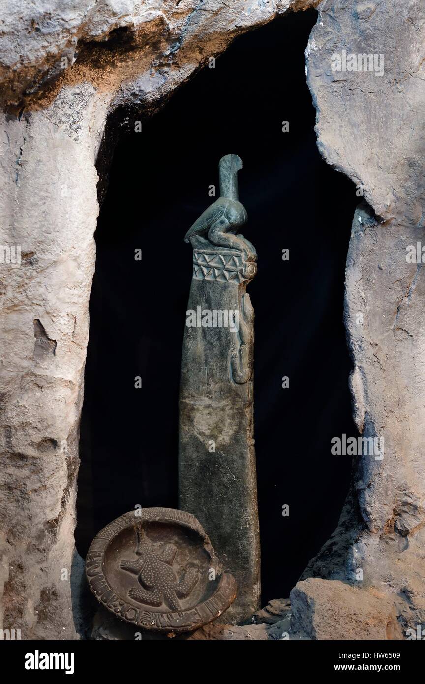 Lo Zimbabwe, Masvingo, il sito archeologico di Great Zimbabwe museum, Patrimonio Mondiale UNESCO, pali alti ciascuno sormontato da un uccello di pietra ollare di eseguire una funzione rituale e trovato in collina complesso involucro orientale, questo uccello è diventato il simbolo della nazione Foto Stock