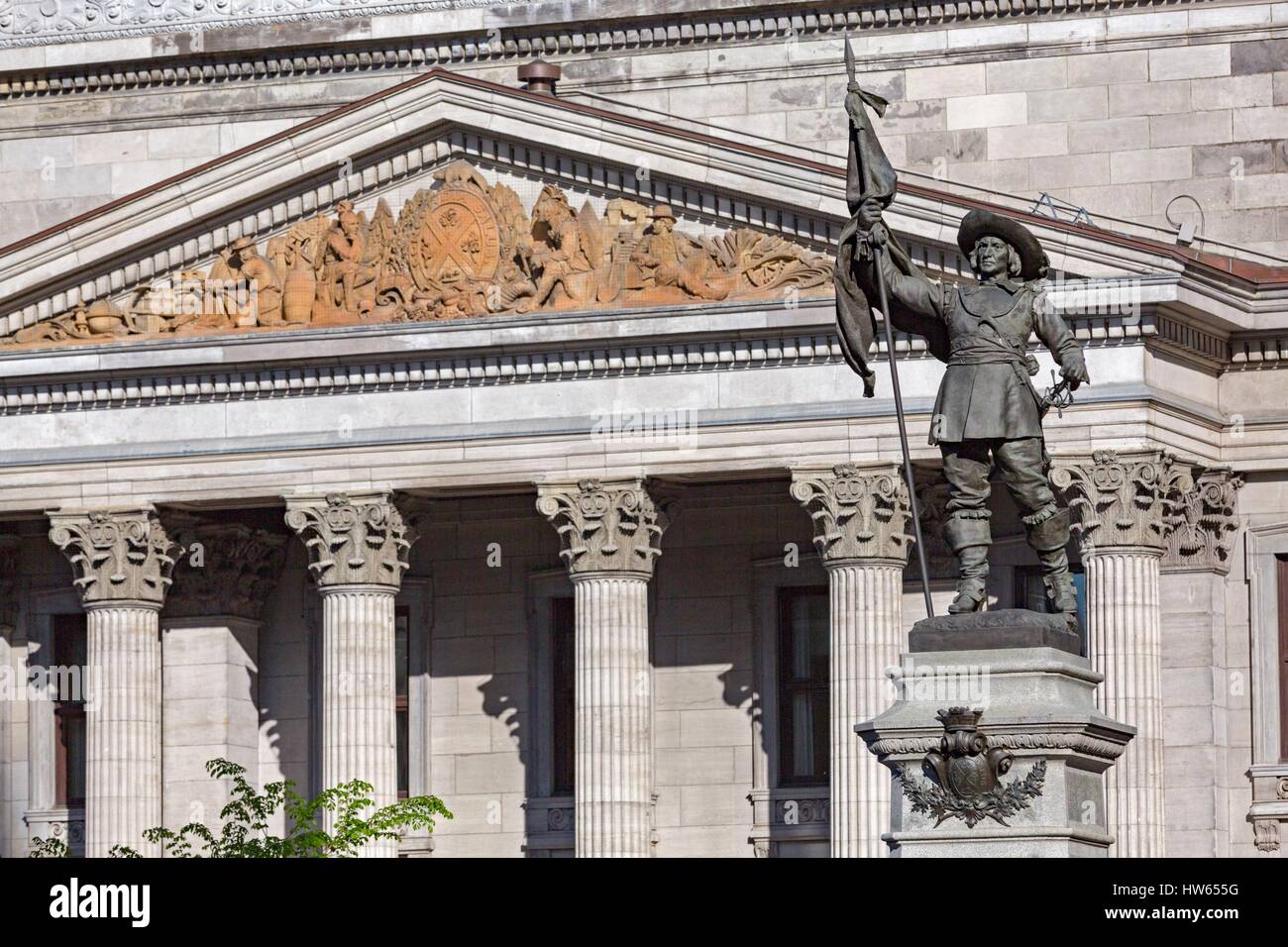 Canada Quebec provincia Montreal Vecchia Montreal Place d'Armes la statua di Paul de Chomedey de Maisonneuve fondatore della Foto Stock