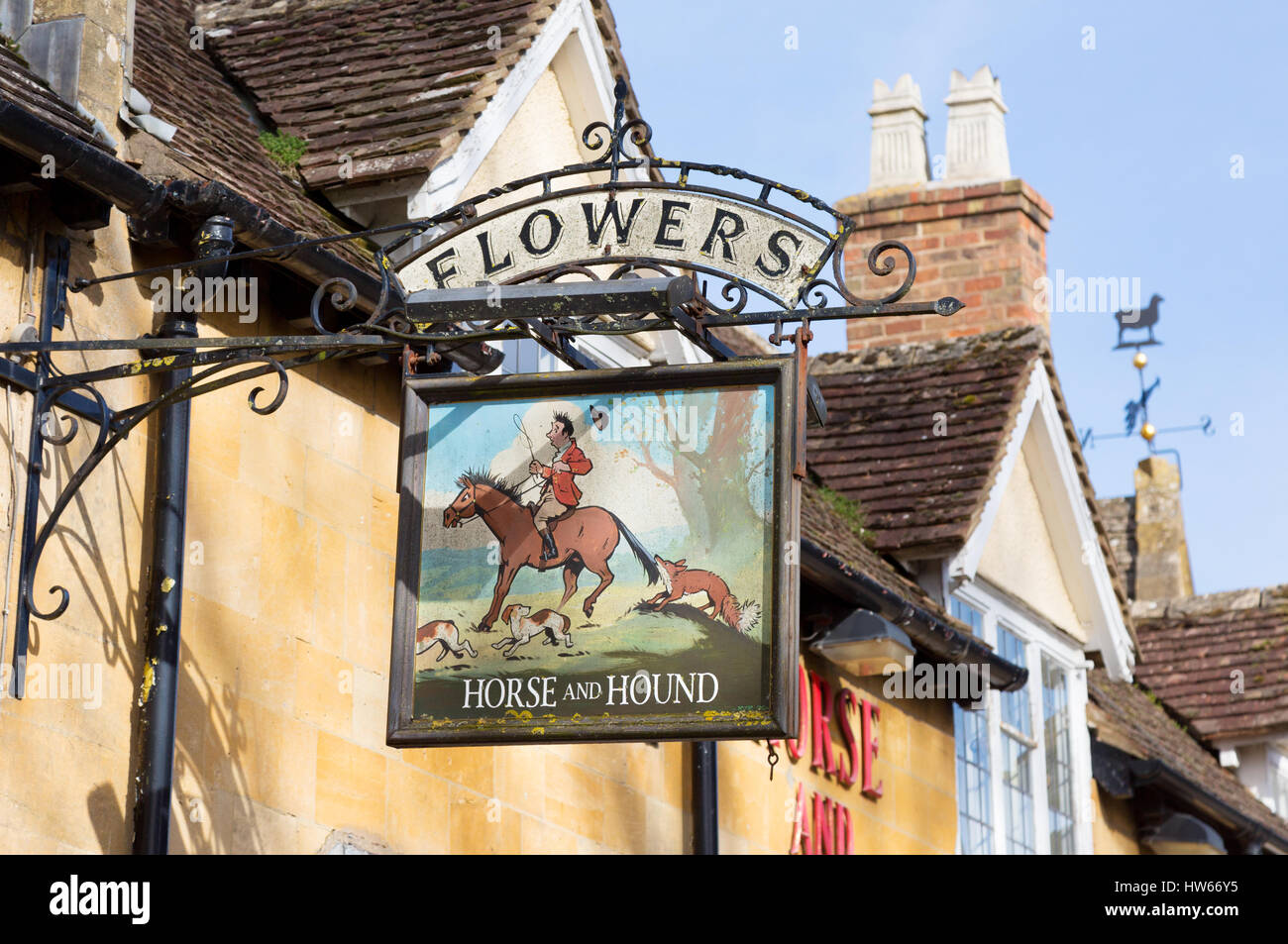 Il cavallo e il Segugio Pub segno, un pub di fiori che vendono fiori birra, , villaggio di Broadway, Cotswolds, Worcestershire Inghilterra REGNO UNITO Foto Stock