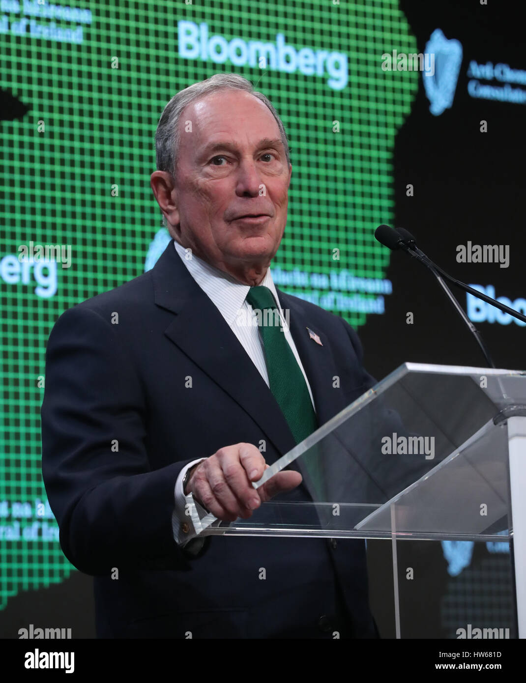 L'ex sindaco di New York Michael Bloomberg parlando prima di Taoiseach Enda Kenny personale di indirizzamento al quartier generale di Bloomberg a New York STATI UNITI D'AMERICA. Foto Stock