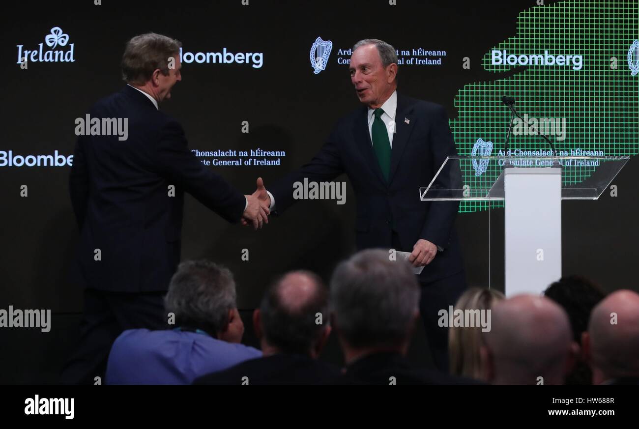L'ex sindaco di New York Michael Bloomberg (destra accoglie il Taoiseach Enda Kenny sul palco a indirizzo personale presso la sede di Bloomberg a New York STATI UNITI D'AMERICA. Foto Stock