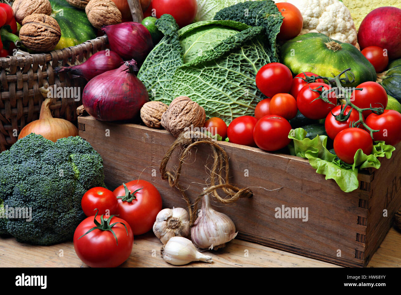Azienda agricola freschi ortaggi - cavolo verza,il pomodoro,cipolle - da un giardino Foto Stock