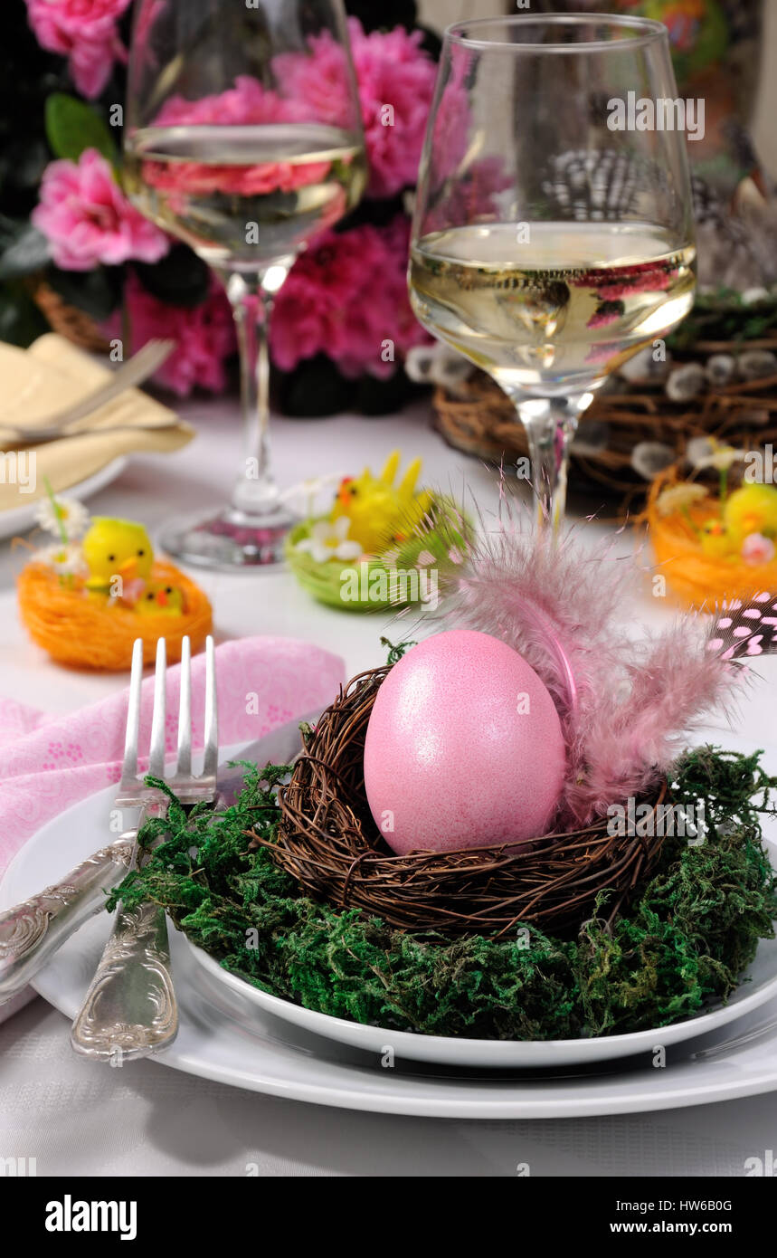 Servizio di decorazione della tavola per la festa di Pasqua. Un dipinto di uovo in un nido su una piastra con moss Foto Stock