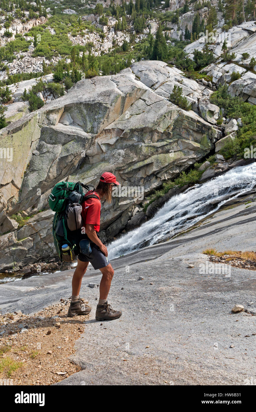 CA03085-00...CALIFORNIA - John Muir Trail escursionista in Le Conte Canyon; Kings Canyon National Park. Foto Stock