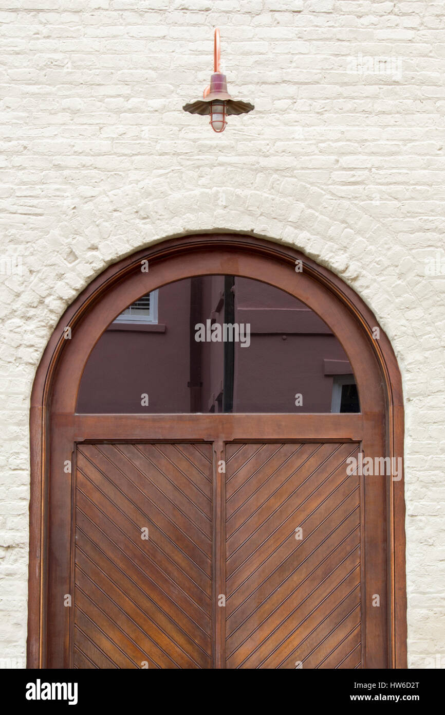 Round top porta di legno, vetro semi cerchio con la riflessione e la lampada di antiquariato Foto Stock