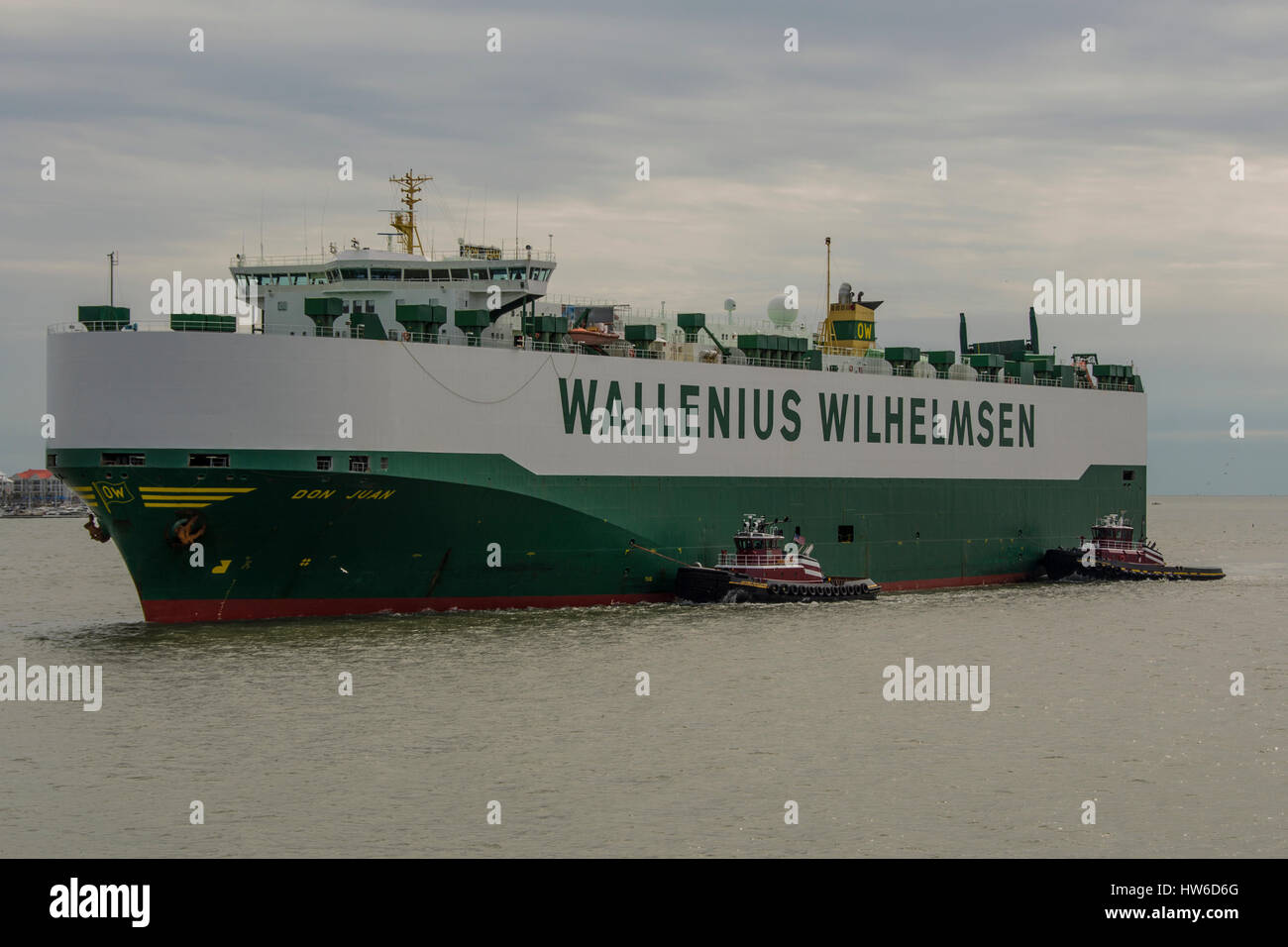 Ro, Ro nave cargo, Don Juan, possedute da Wallenius Wilhelmsen, assistito da due rimorchiatori McAlister durante il docking in Charleston, Sc Harbor, STATI UNITI D'AMERICA Foto Stock