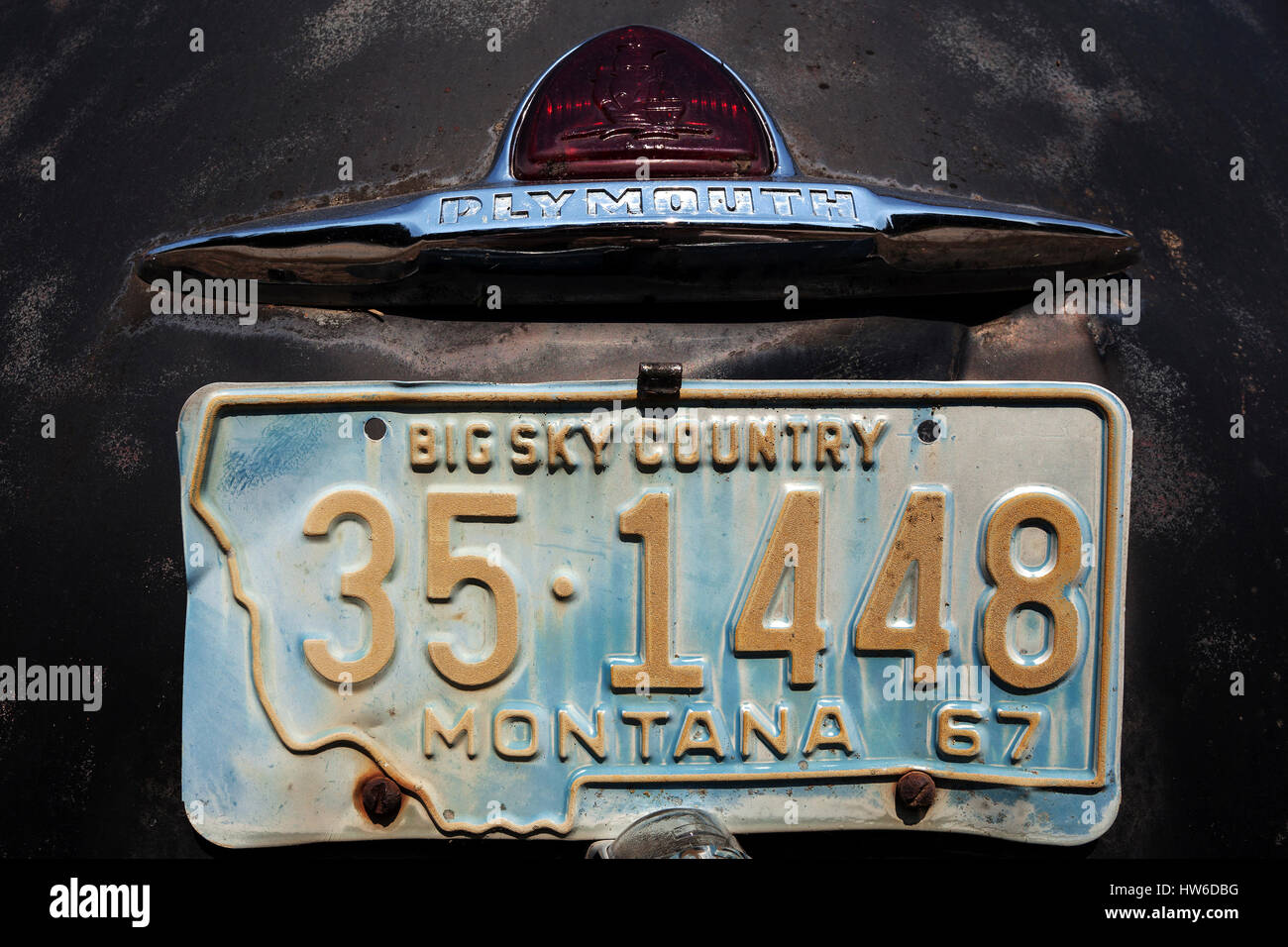 Dettaglio, Montana piastra di licenza nel 1967 e il logo, Vintage Plymouth, rottami di auto, Washington, Stati Uniti d'America Foto Stock