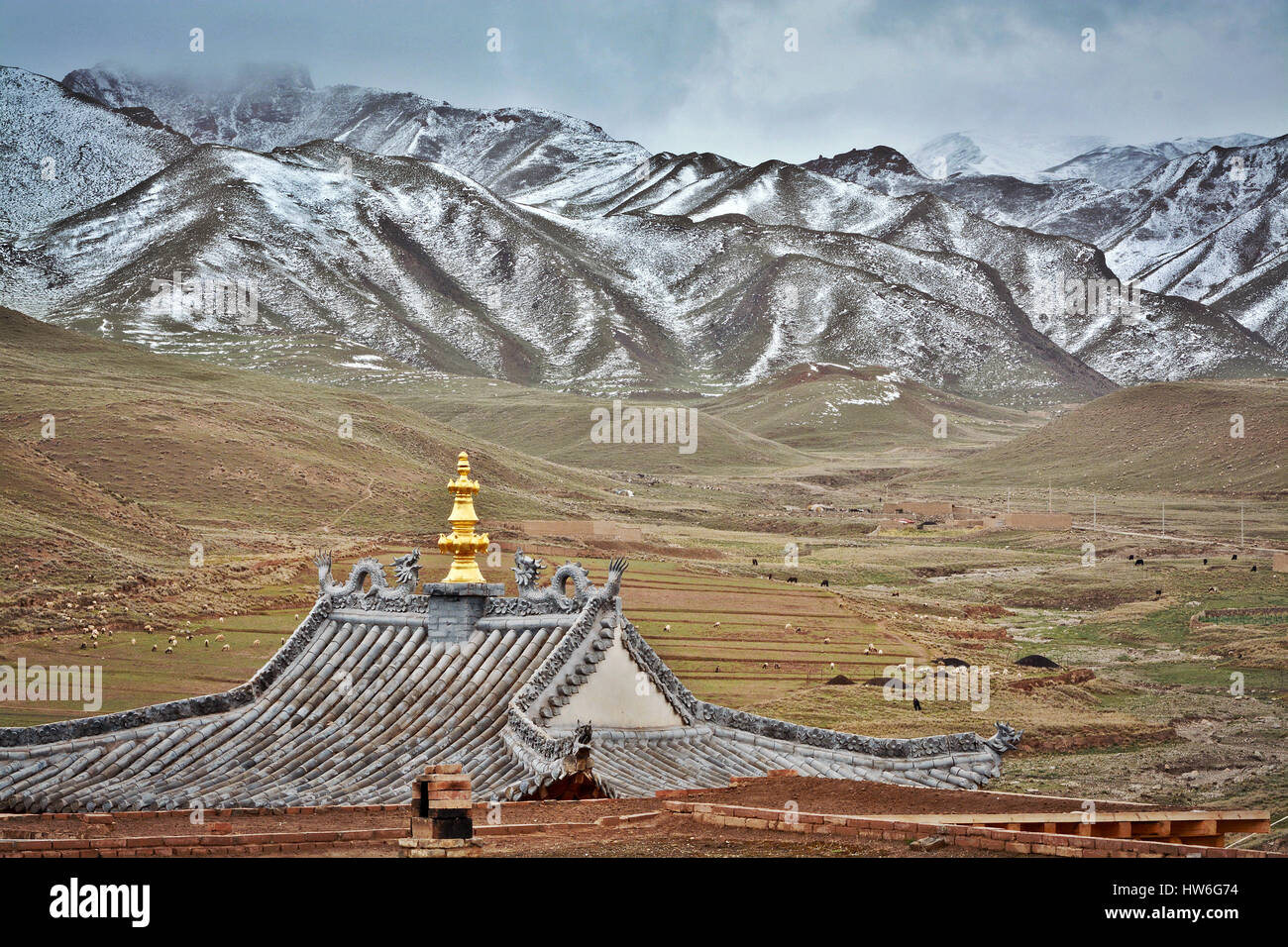 Le praterie della provincia di Gansu in Cina con il tetto del monastero Tseway in primo piano Foto Stock