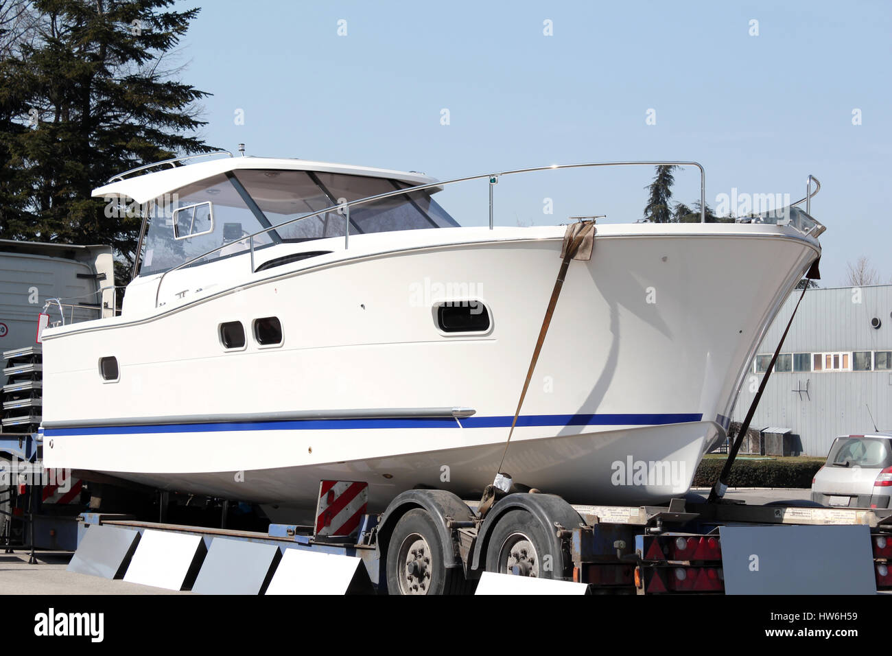 Grandi yacht di lusso sul rimorchio Foto Stock