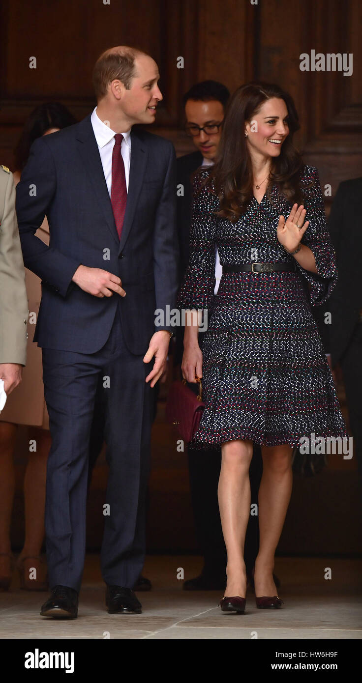 Il Duca e la Duchessa di Cambridge a Les Invalides dove hanno incontrato un certo numero di vittime e di prima emergenza dal Bataclan e attacchi di Nizza e anche sentito più circa l'importante e storico ruolo attuale del sito, in particolare il suo lavoro il supporto di veterani e dei suoi programmi di riabilitazione, come parte della loro visita ufficiale alla capitale francese. Foto Stock