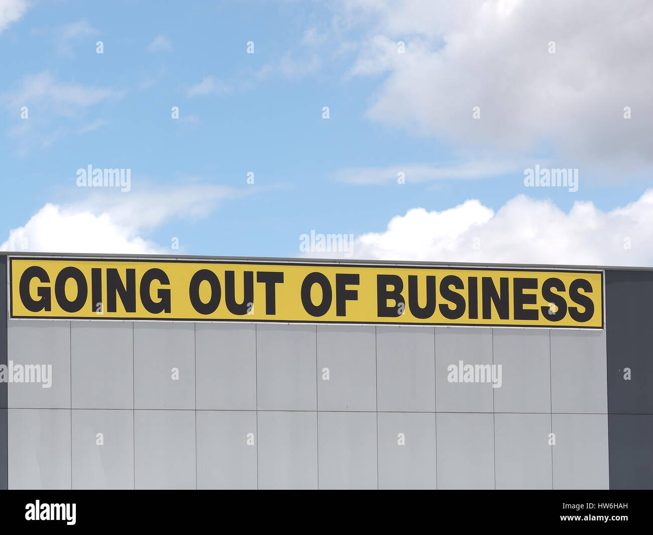 Andando al di fuori della attività di scrittura in nero su giallo lettere su una bianca rivestite di edificio industriale, Melbourne 2016 Foto Stock