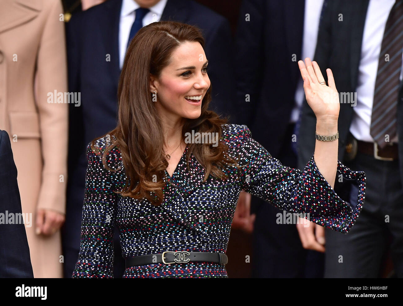 La Duchessa di Cambridge a Les Invalides dopo che ha incontrato un certo numero di vittime e di prima emergenza dal Bataclan e attacchi di Nizza e anche sentito più circa l'importante e storico ruolo attuale del sito, in particolare il suo lavoro il supporto di veterani e dei suoi programmi di riabilitazione, come parte della loro visita ufficiale alla capitale francese. Foto Stock
