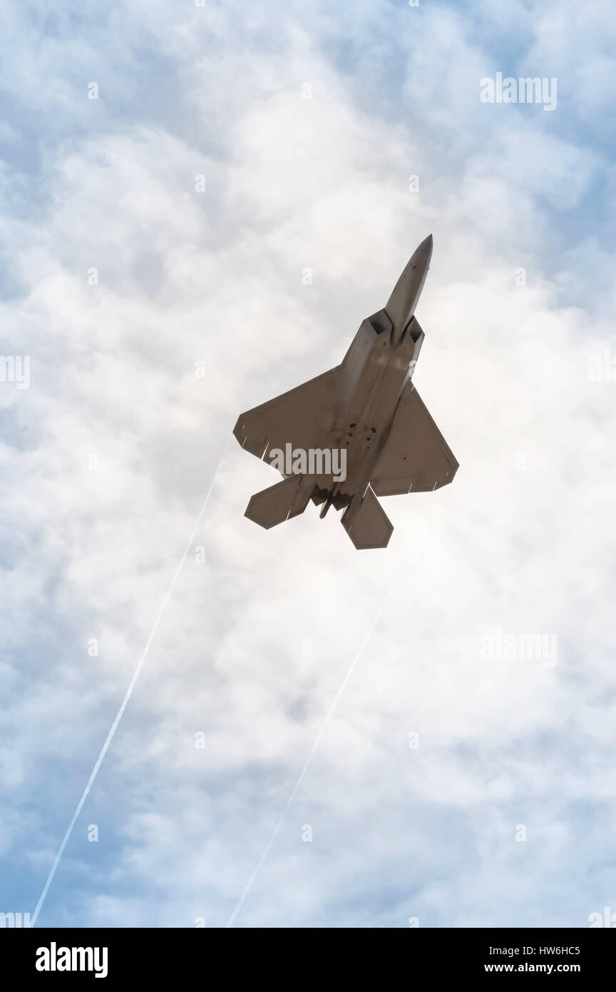 Militari stealth fighter accelerando attraverso il cielo Foto Stock