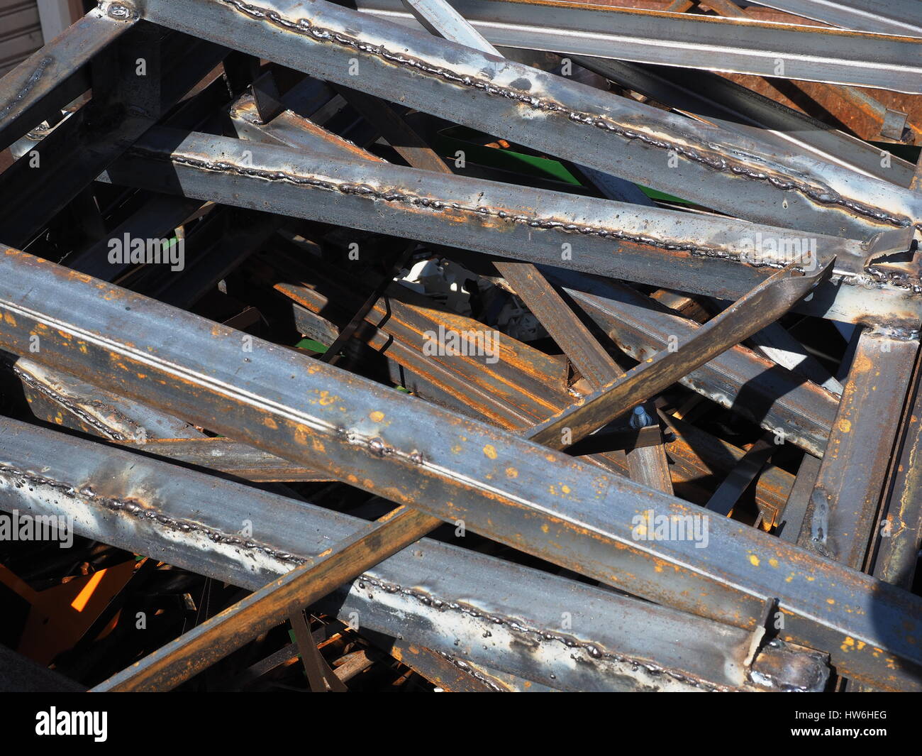 Pila di varie dimensioni di rottami di ferro i profili in un metallo di scarto palo utilizzato per applicazioni industriali di imballaggio per il trasporto con lievi tracce di ruggine, Melbourne, 2015 Foto Stock