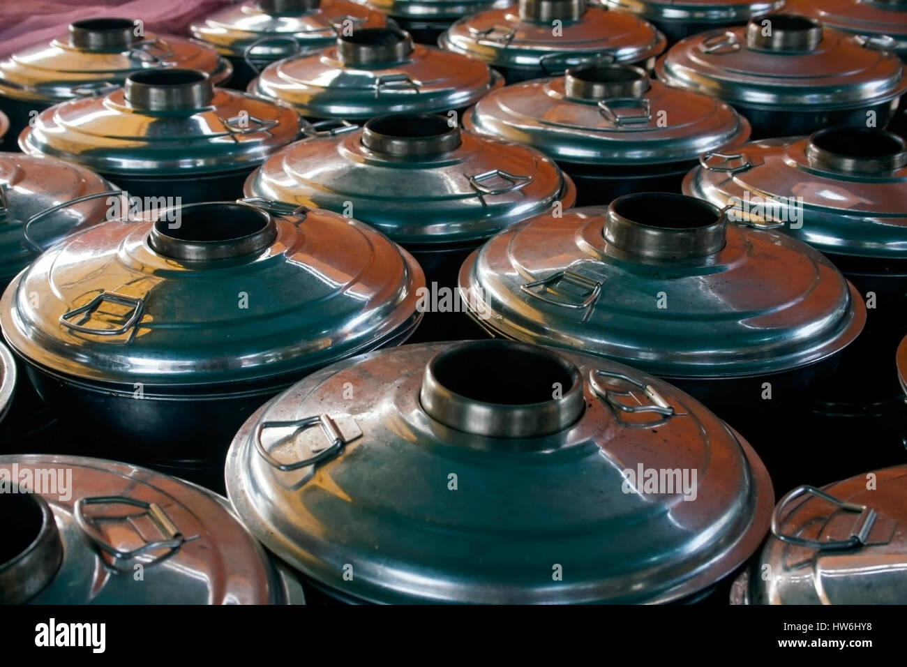 Khmer tradizionale pasti sono pronti per essere serviti per ospiti di nozze in una tenda in Chork Village, Tboung Khmum Provincia, in Cambogia. Foto Stock