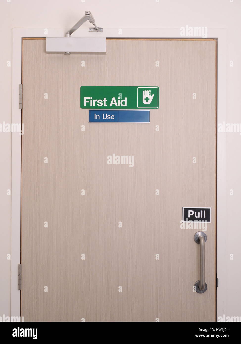 Prima porta aiuto e firmare con indicatore di occupato in un settore industriale pronto soccorso, Melbourne 2015 Foto Stock