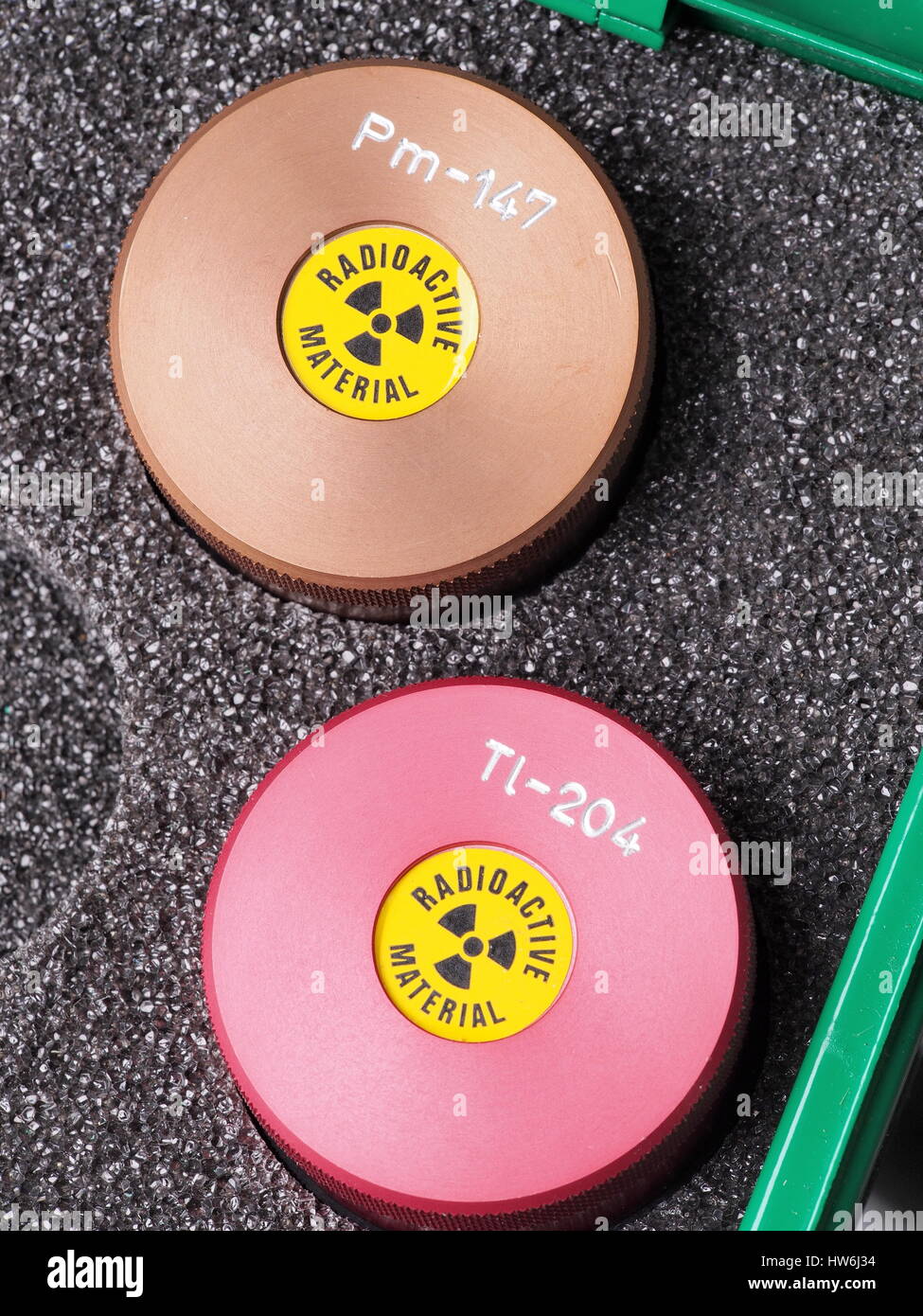 Specialista di contenitori con adesivo di avvertenza e di incisione contenente isotopi radioattivi di promezio 147 e tallio 204, Melbourne 2015 Foto Stock