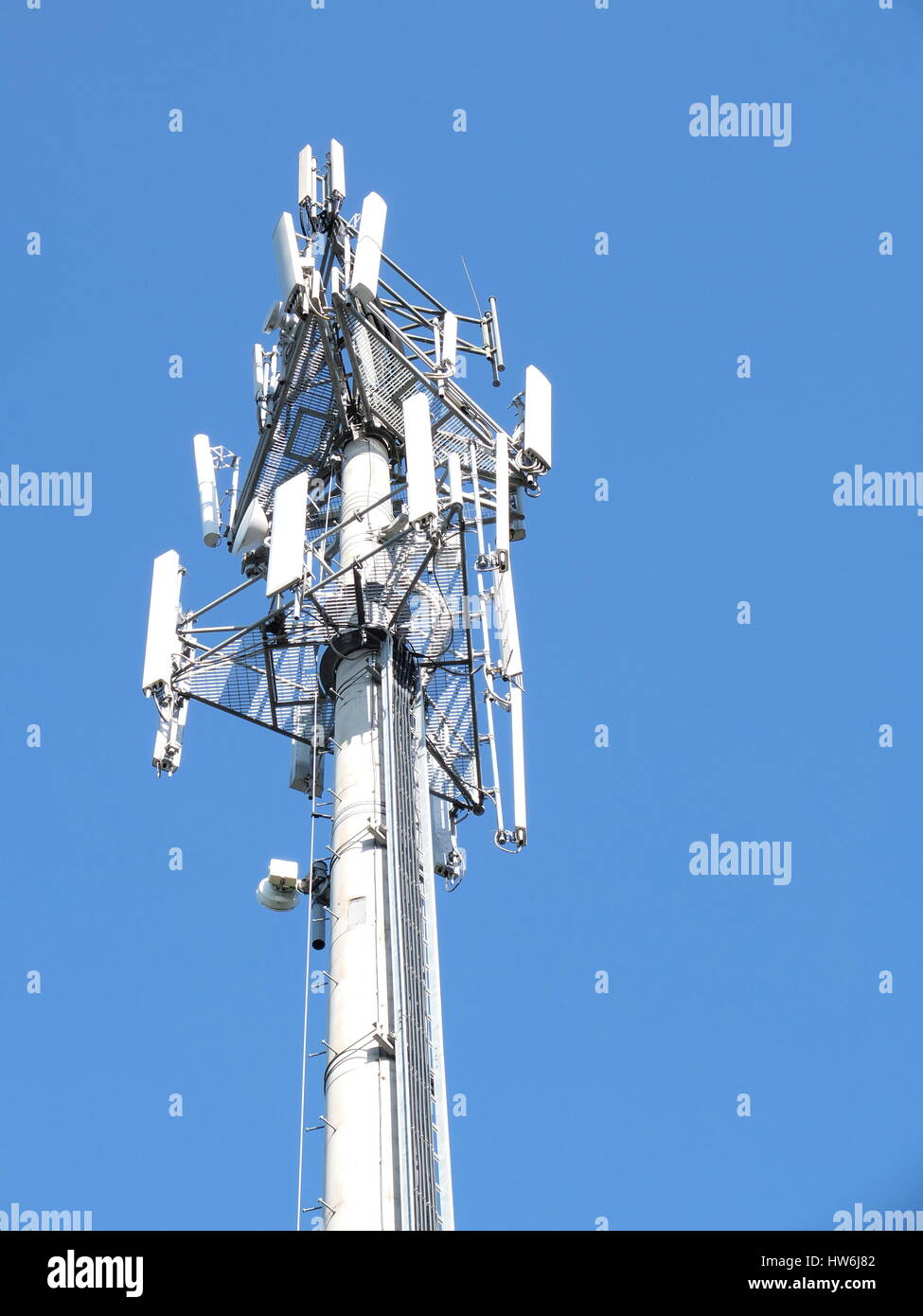 Cella di telecomunicazioni telefono torre con antenne, Melbourne 2016 Foto Stock