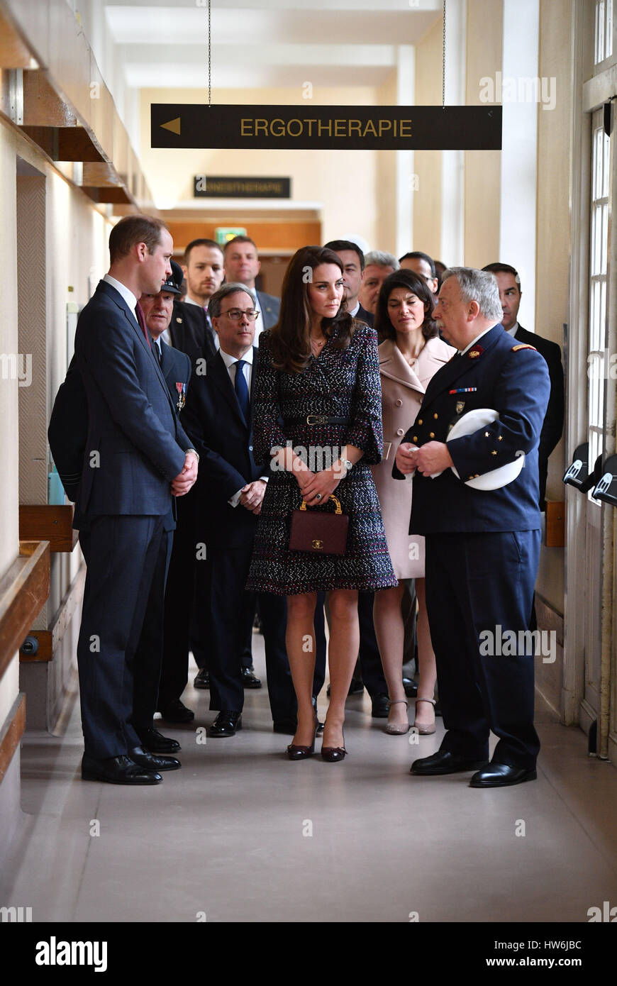 Il Duca e la Duchessa di Cambridge a Les Invalides, dove hanno incontrato un certo numero di vittime e di prima emergenza dal Bataclan e attacchi di Nizza e anche sentito più circa l'importante e storico ruolo attuale del sito, in particolare il suo lavoro il supporto di veterani e dei suoi programmi di riabilitazione, come parte della loro visita ufficiale alla capitale francese. Foto Stock