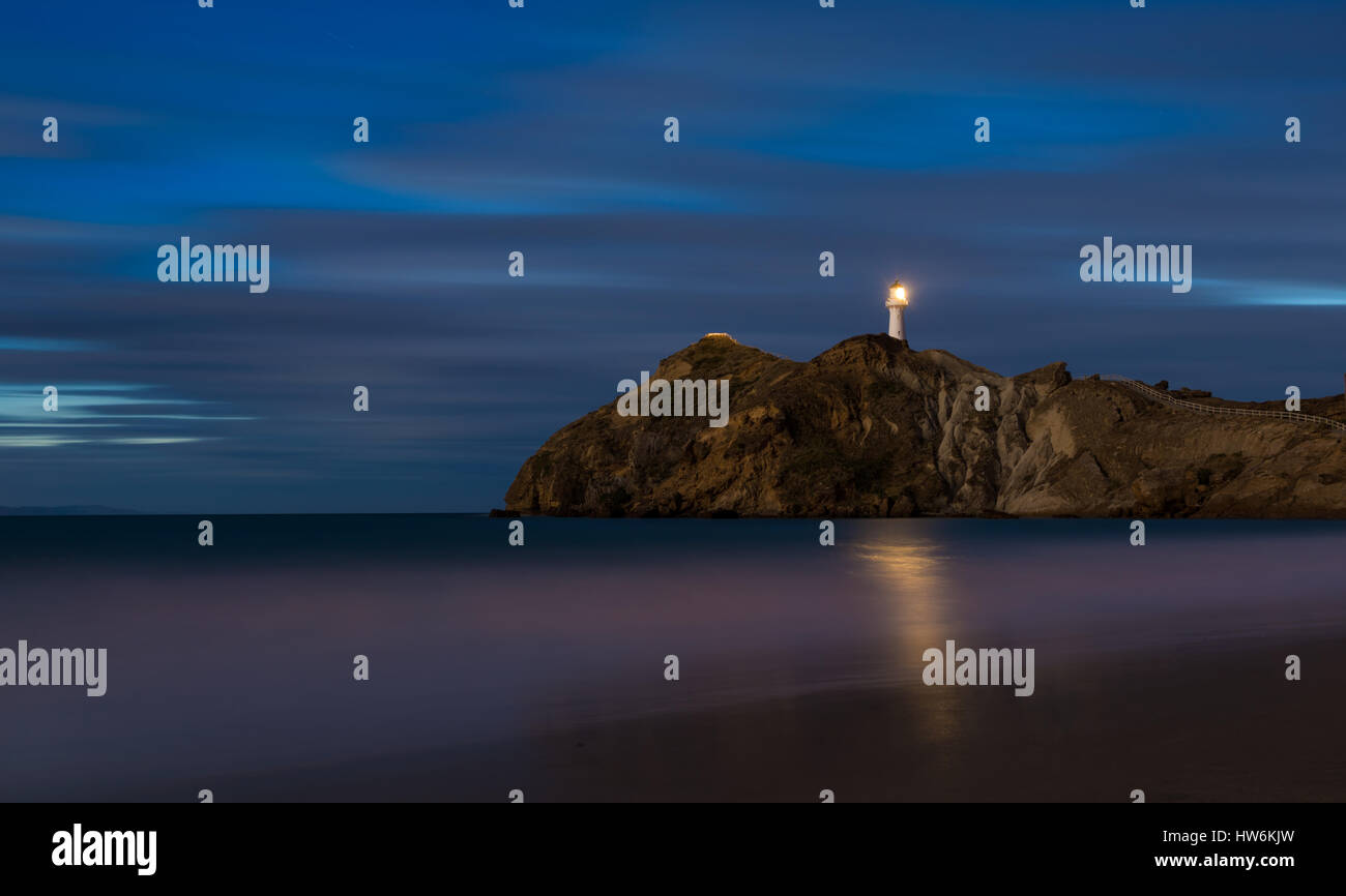 Castlepoint faro di notte con la prima alba illumina il cielo in background. Foto Stock