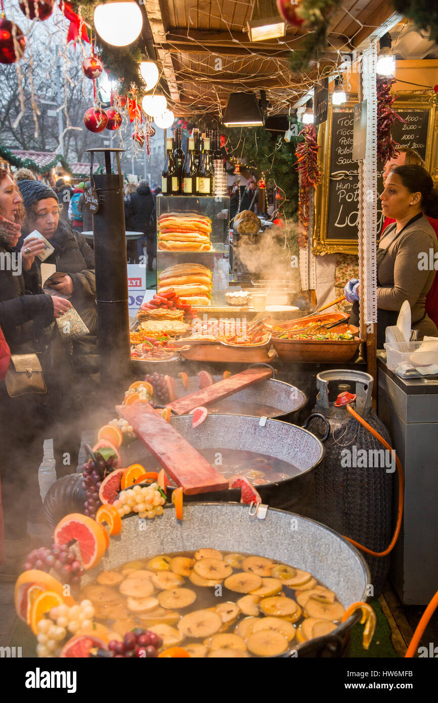 Il cibo. Mercato di Natale. Budapest Ungheria, Europa sud-orientale Foto Stock
