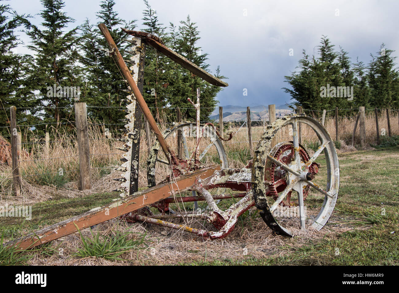 Grande annata vecchia fattoria uso del tosaerba per taglio del fieno. Foto Stock