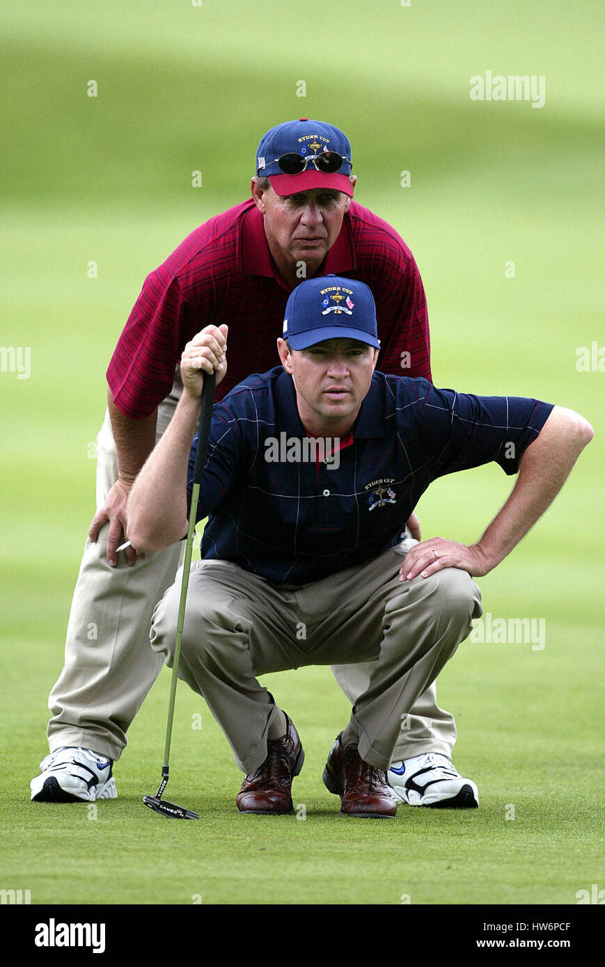 DAVIS LOVE III & CADDIE RYDER CUP 02 il Campanile Belfry SUTTON COLDFIELD Birmingham Inghilterra 28 Settembre 2002 Foto Stock