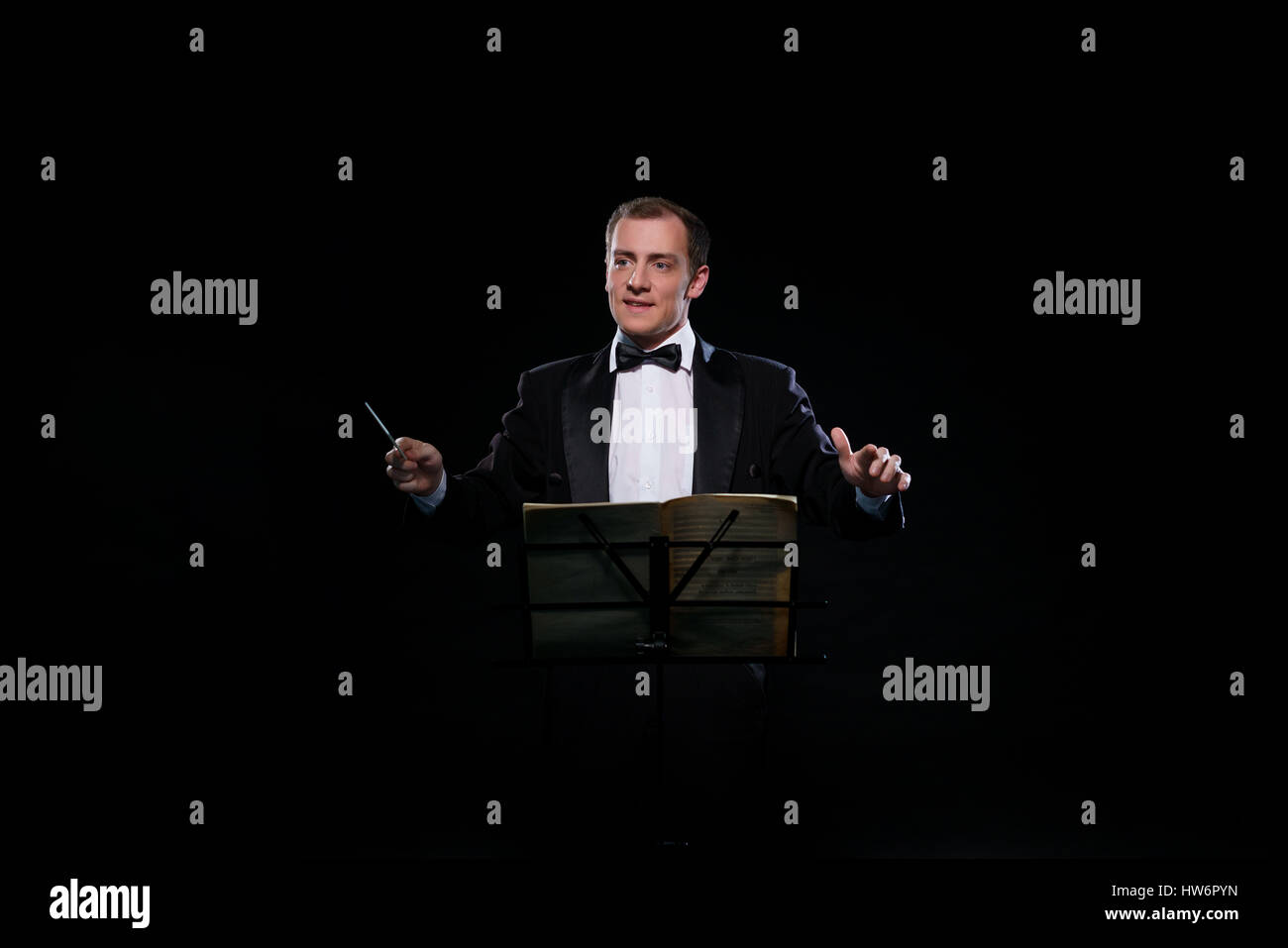 Orchestra in nero Tuxedo in dark studio Foto Stock