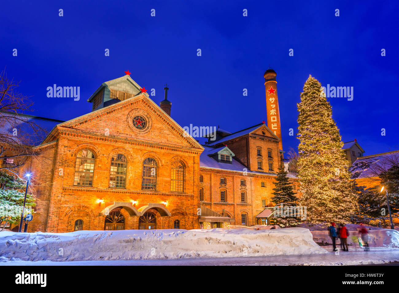 SAPPORO, Giappone - 17 febbraio 2017: birra Sapporo Museum di notte. La costruzione è stata aperta per la prima volta come Kaitakushi birreria nel 1876. Foto Stock