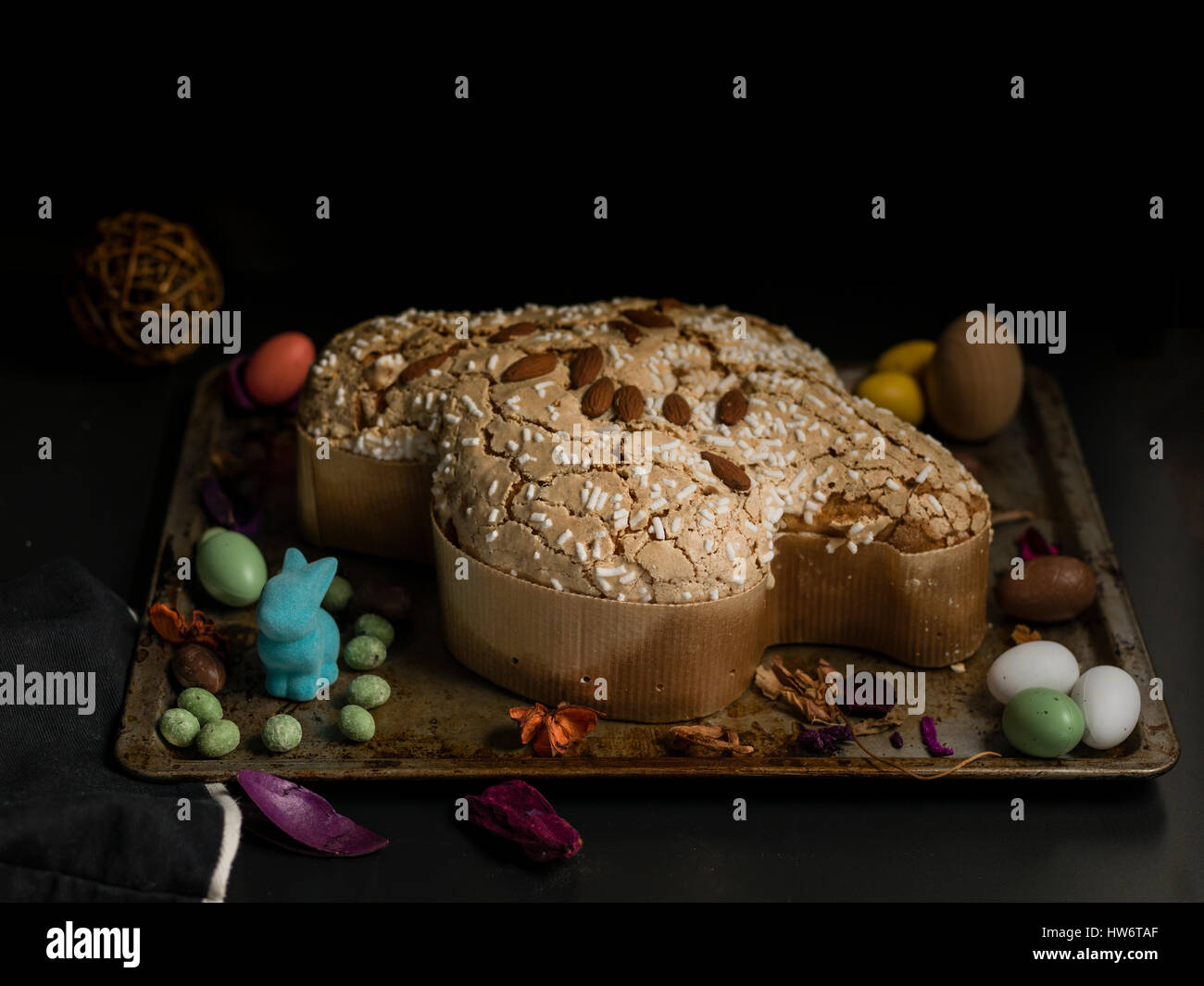 Colomba senza canditi e senza glassa italiano torta di Pasqua su tavoli in legno scuro con alcuni puntelli Foto Stock