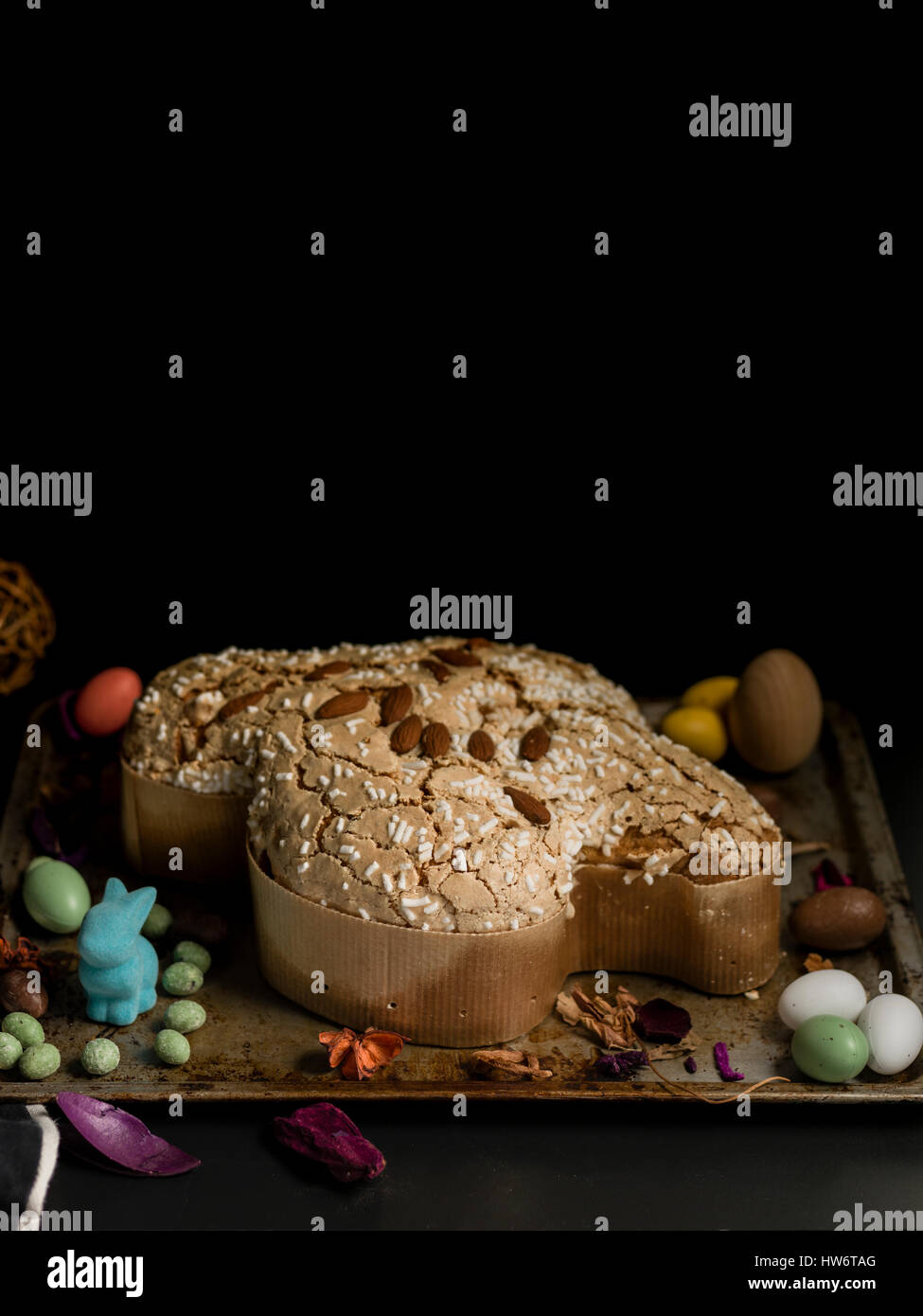 Colomba senza canditi e senza glassa italiano torta di Pasqua su tavoli in legno scuro con alcuni puntelli Foto Stock