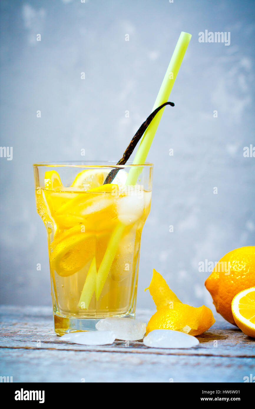 Freddo limonata alla vaniglia con limoni e ghiaccio. Foto Stock
