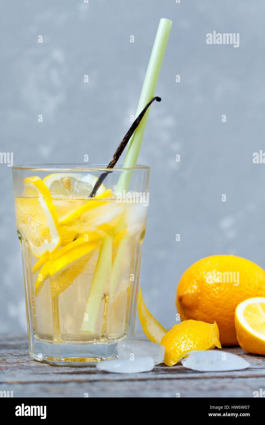Freddo limonata alla vaniglia con limoni e ghiaccio. Foto Stock