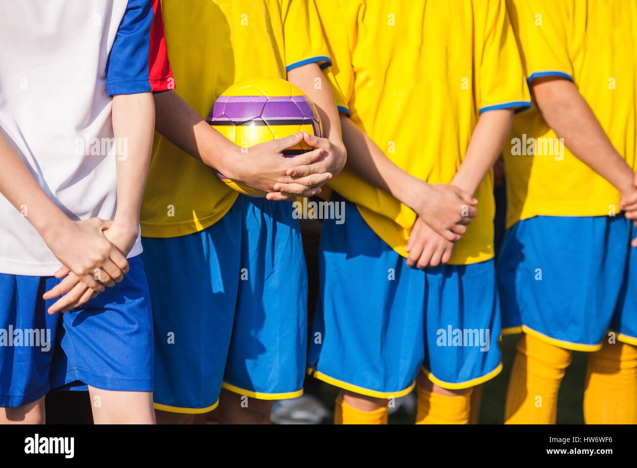Primo piano delle mani tenendo un volley ballo durante Foto Stock