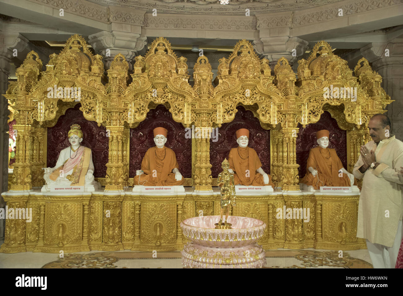 Gli idoli dei santi. BAPS Swaminarayan mandir, Katraj, Pune Foto Stock