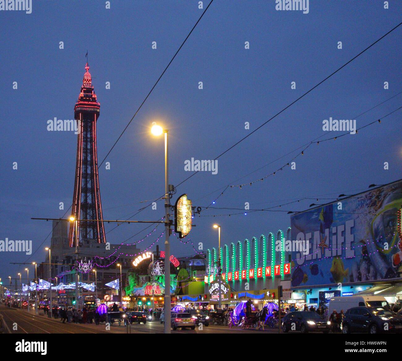 La Blackpool Tower e le luminarie lungo il Golden Mile Foto Stock