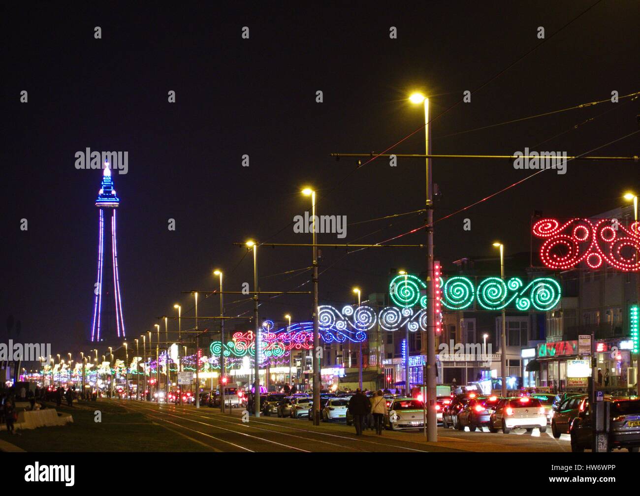 La Blackpool Tower e le luminarie lungo il Golden Mile Foto Stock