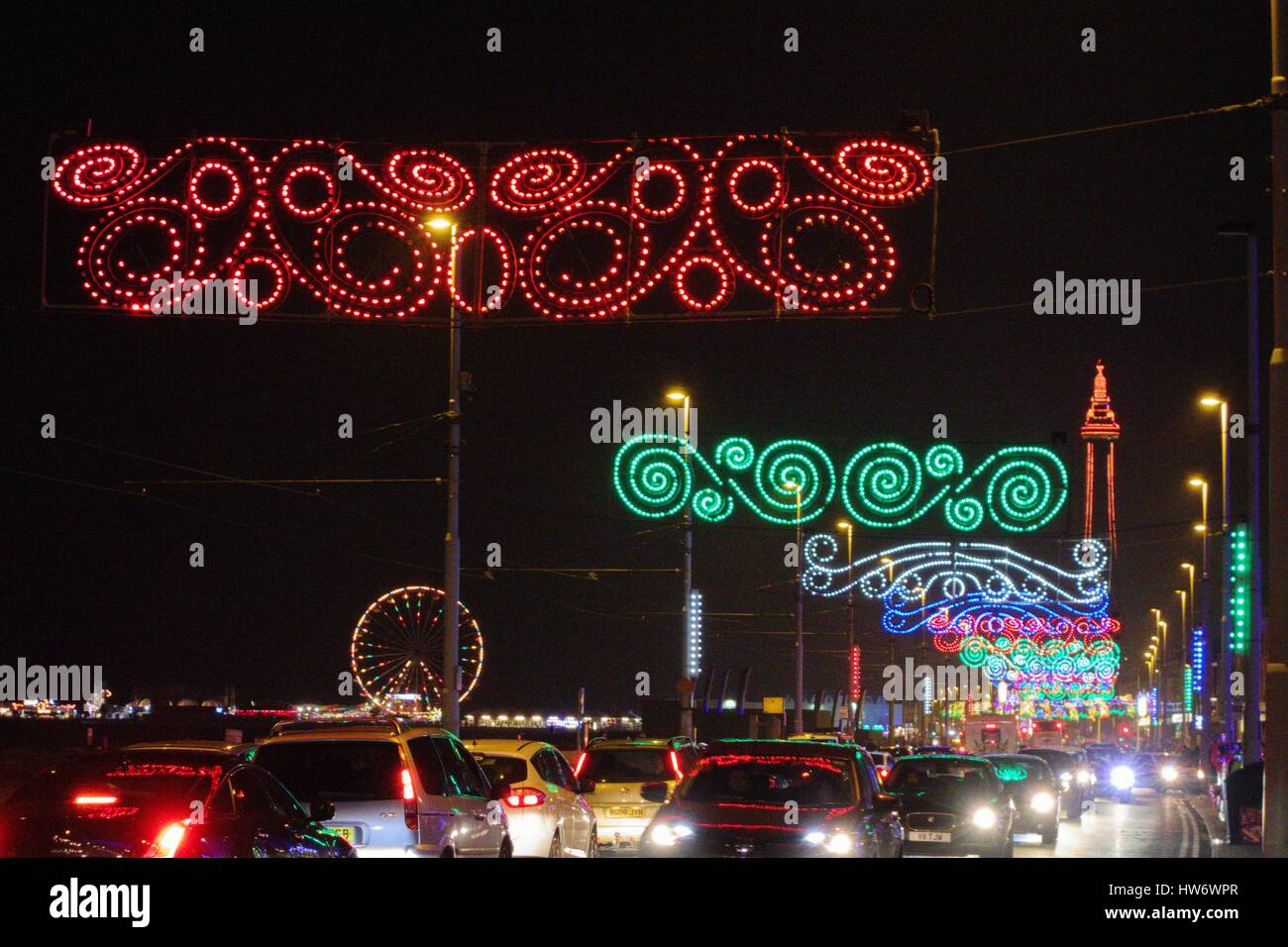 La Blackpool Tower e le luminarie lungo il Golden Mile Foto Stock