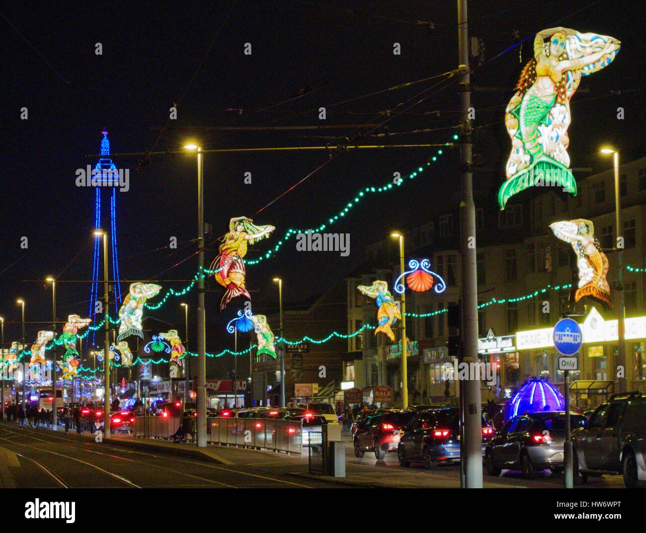 La Blackpool Tower e le luminarie lungo il Golden Mile Foto Stock