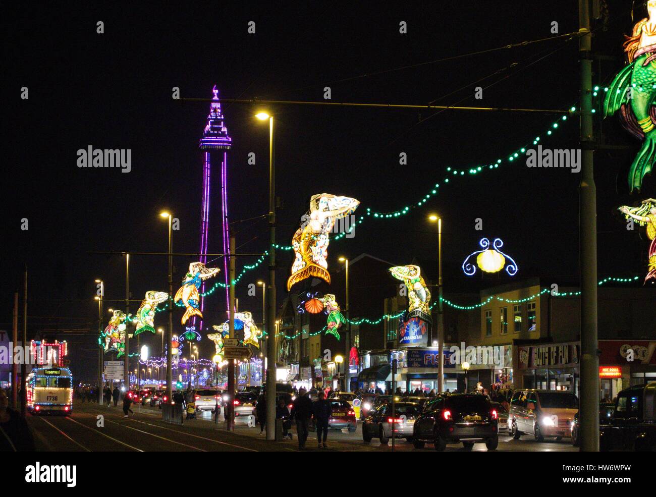 La Blackpool Tower e le luminarie lungo il Golden Mile Foto Stock