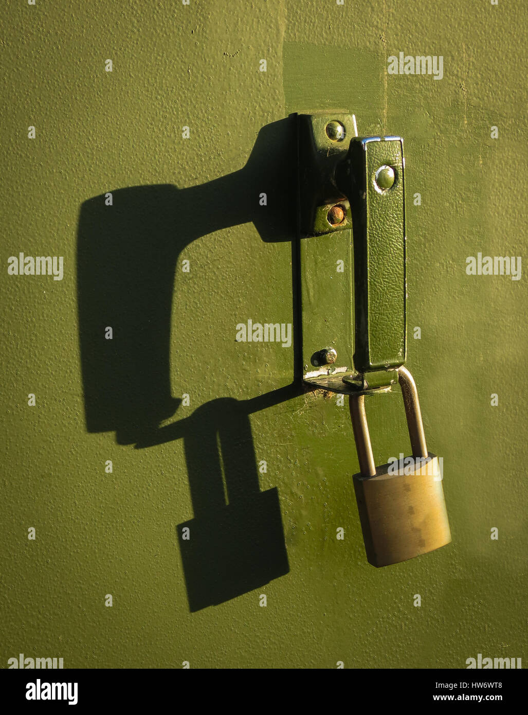 Lucchetto su una maniglia verde. Foto Stock