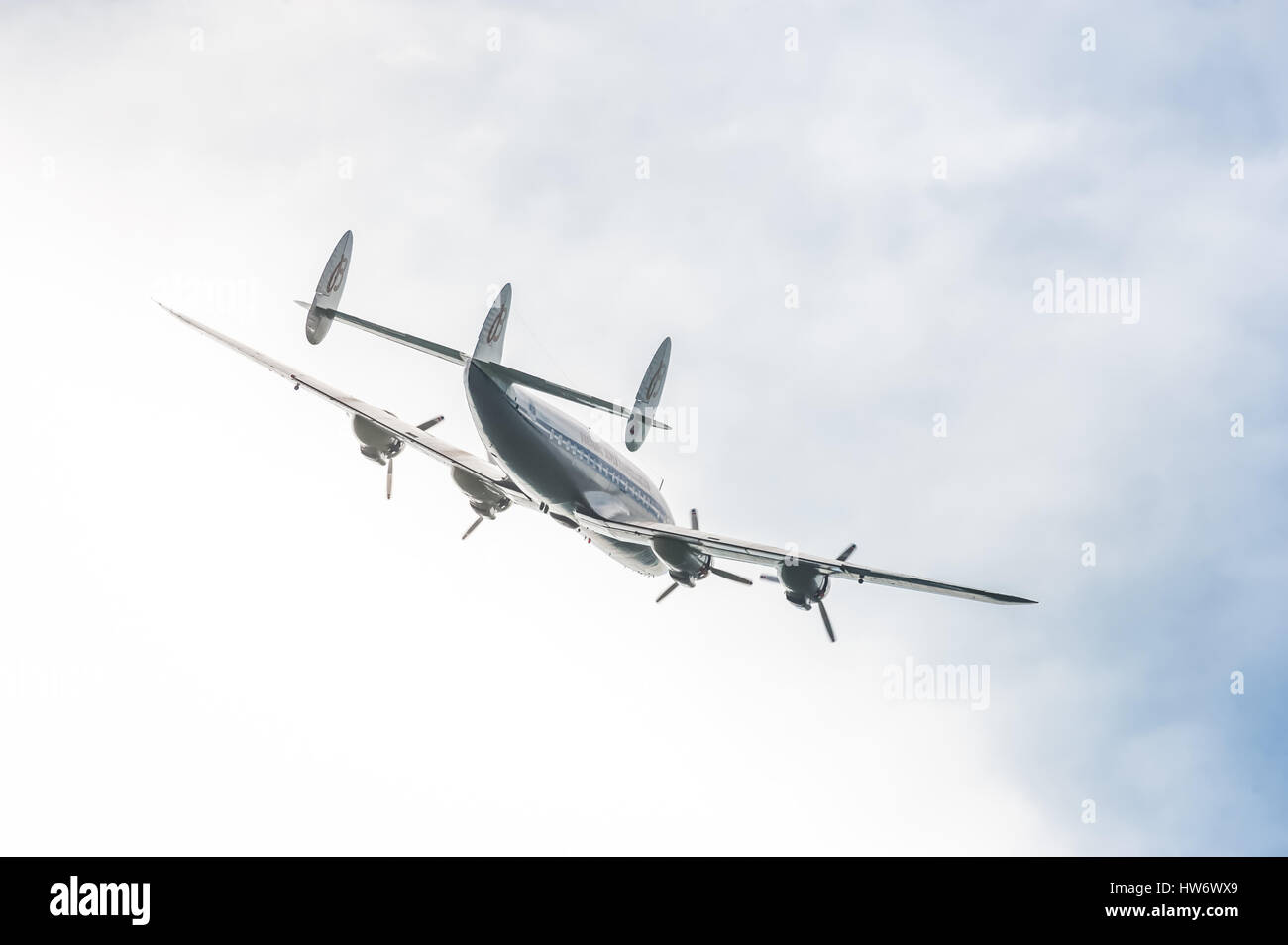 Vintage Lockheed Super Constellation aereo di linea che riflette il tardo pomeriggio di sole nel cielo di Farnborough, Regno Unito Foto Stock