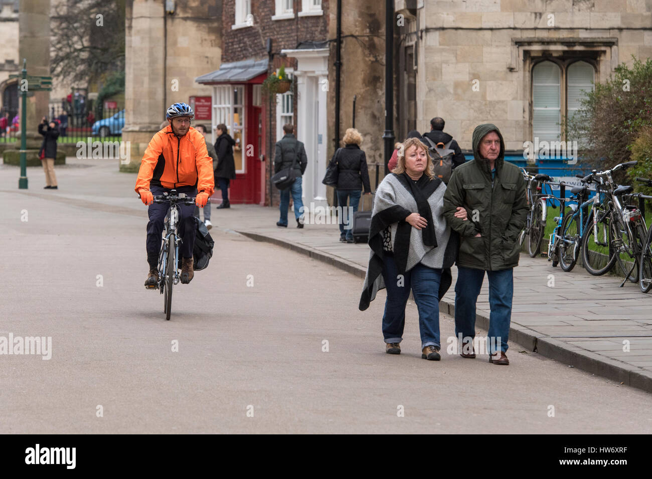 Come spostarsi York a piedi o in bicicletta - a piedi di pedoni e ciclisti in sella ad una bicicletta - Minster vicino, York, North Yorkshire, Inghilterra, GB, UK. Foto Stock