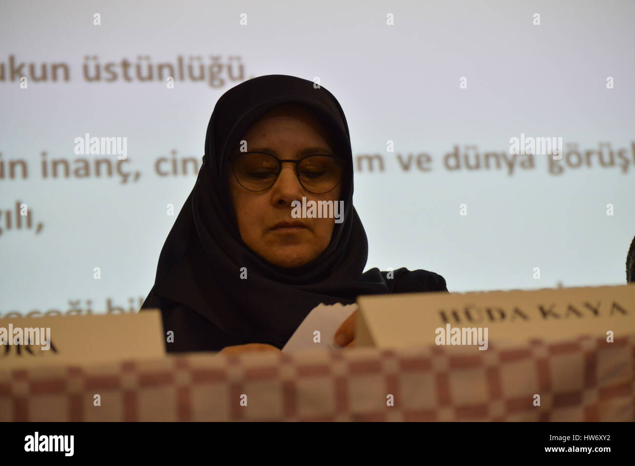 Ankara, Turchia. Xviii Mar, 2017. Huda Kaya, vice di pro-partito curdo popoli' Partito Democratico (HDP), assiste la paura politica e Brinkmanship simposio a pronunciare un discorso sulla paura politica durante lo stato di emergenza e il referendum costituzionale in Ankara. Credito: Altan Gocher/Pacific Press/Alamy Live News Foto Stock