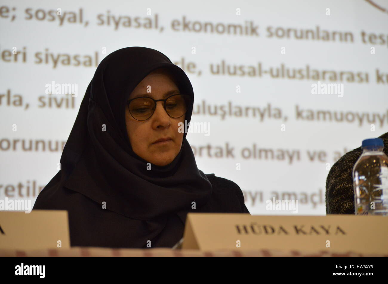 Ankara, Turchia. Xviii Mar, 2017. Huda Kaya, vice di pro-partito curdo popoli' Partito Democratico (HDP), assiste la paura politica e Brinkmanship simposio a pronunciare un discorso sulla paura politica durante lo stato di emergenza e il referendum costituzionale in Ankara. Credito: Altan Gocher/Pacific Press/Alamy Live News Foto Stock