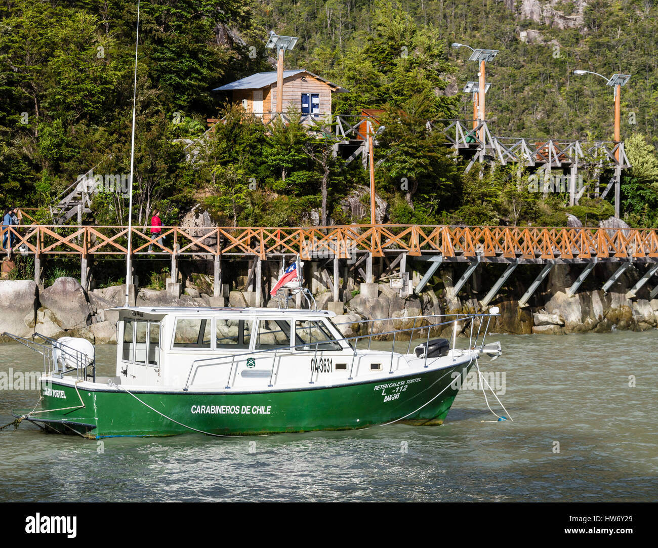 Barca di polizia (carabineros de Chile) ancore in baia di Caleta Tortel, vicino alla passerella in legno, Caleta Tortel, Aysen regione, Patagonia, Cile Foto Stock