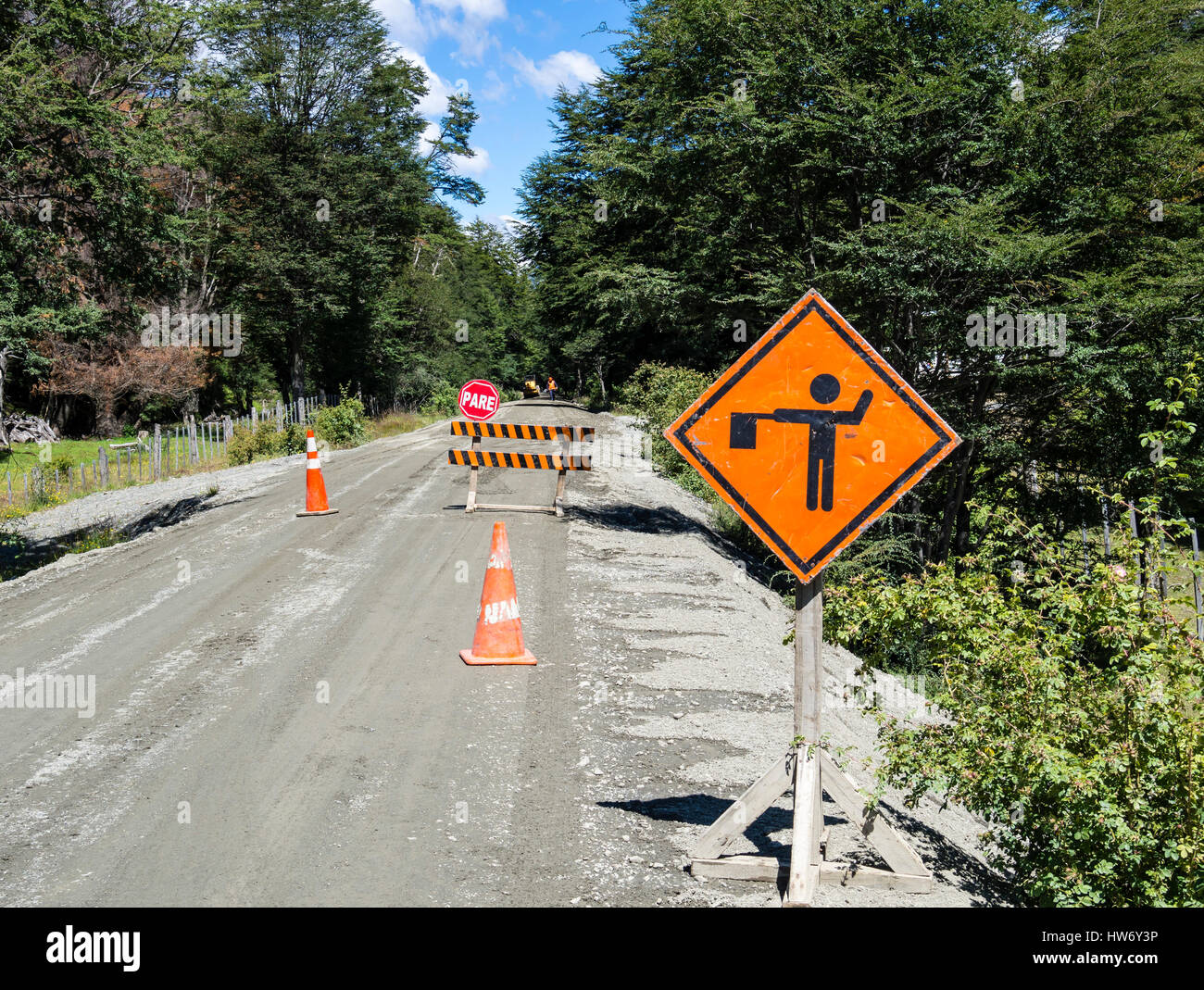 Lavori di costruzione della Carretera Austral road, stop, strada di ghiaia , foresta a nord di Caleta Tortel, Patagonia, Cile Foto Stock