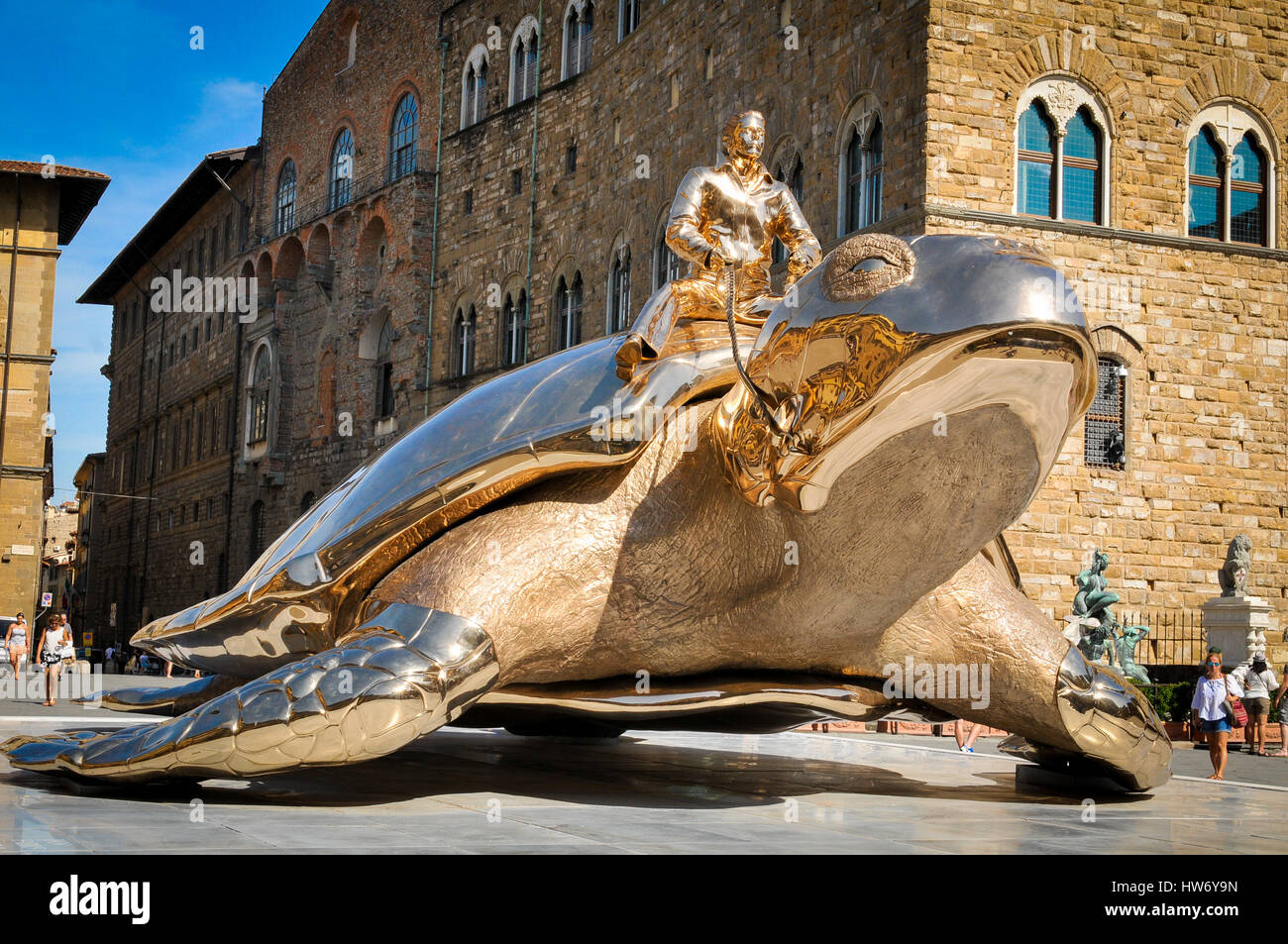 Firenze, Italia - 25 Giugno 2016: Moderna scultura intitolata "La ricerca di Utopia" viene visualizzato in Piazza della Signoria in Forence, Italia come parte del " Foto Stock