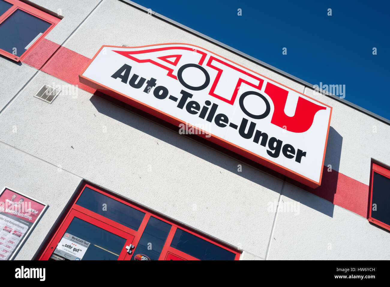 A.T.U segno in negozio. A.T.U è una macchina grande negozio di riparazione di catena e rivenditore di componenti per auto con ca. 600 filiali in Germania, Austria e Svizzera. Foto Stock